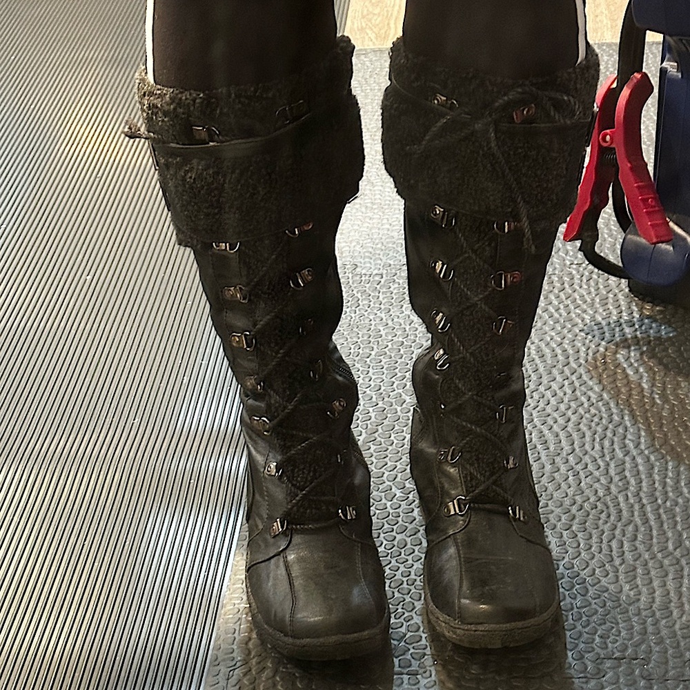 Cute sherpa trim Boots with adjustable buckles & ties